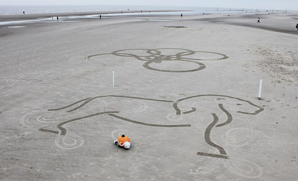 Le robot tortue de Disney dessine sur la plage